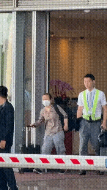 天后王菲也得给女儿拎包！19岁李嫣穿透视衣背1.8W包和妈妈走机场，又拽又美真飒