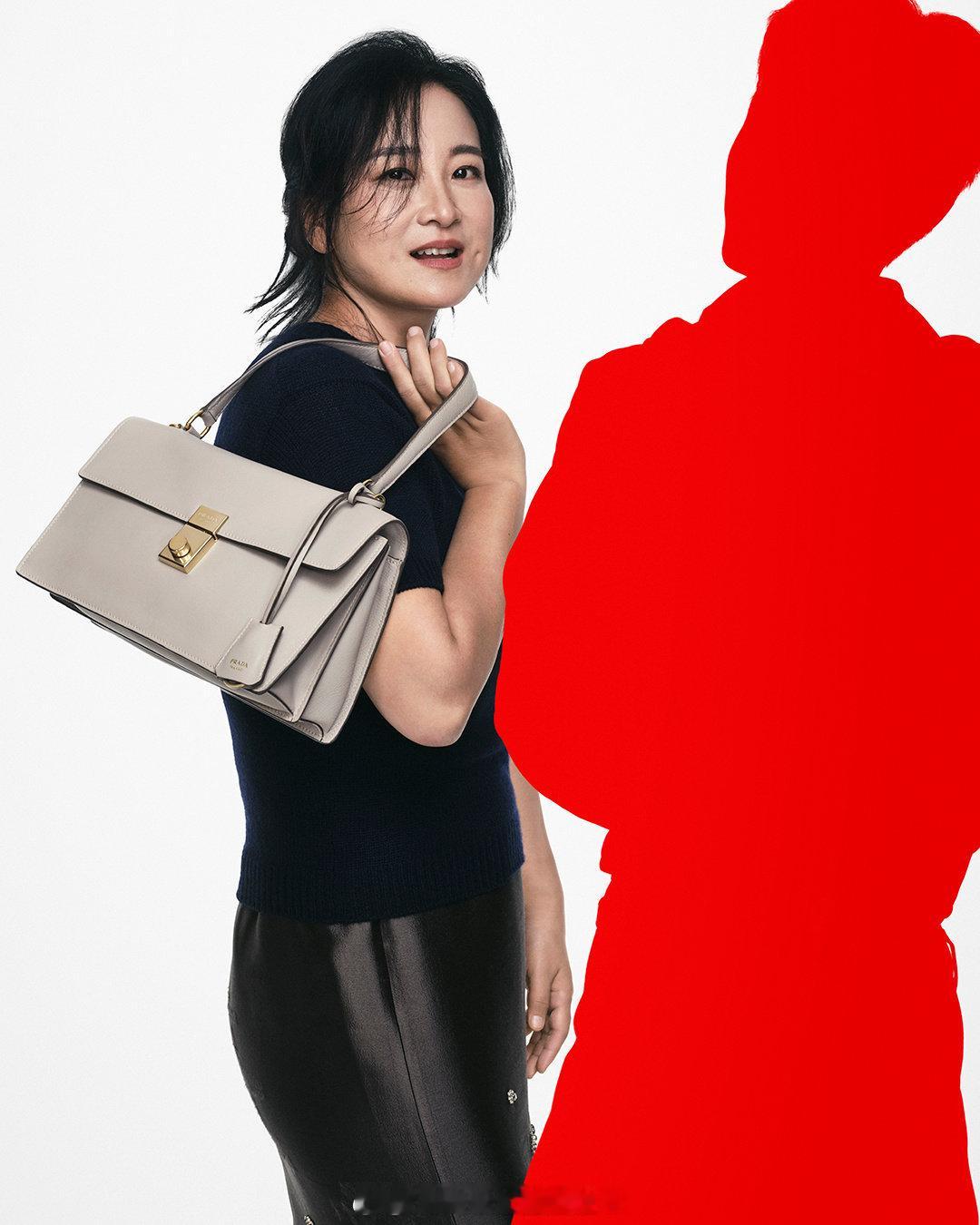 Prada魔咒普拉达国内的代言人还是挺安全的，贾玲、李现、马伊琍 ​​​