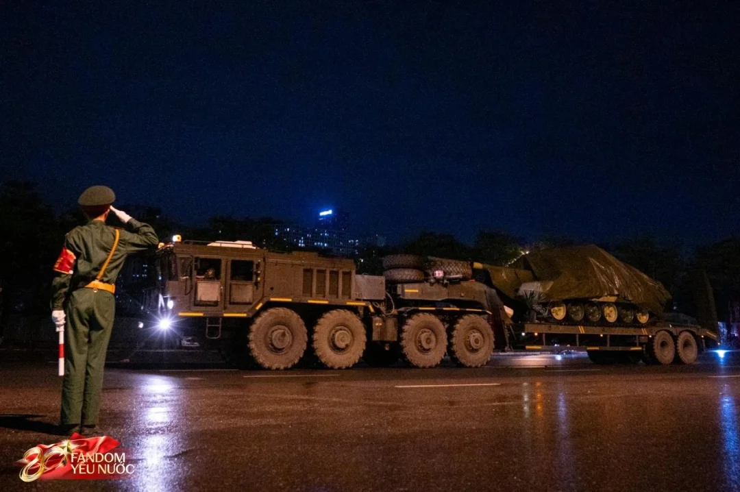 越南晚上在巴亭广场进行阅兵彩排 ​