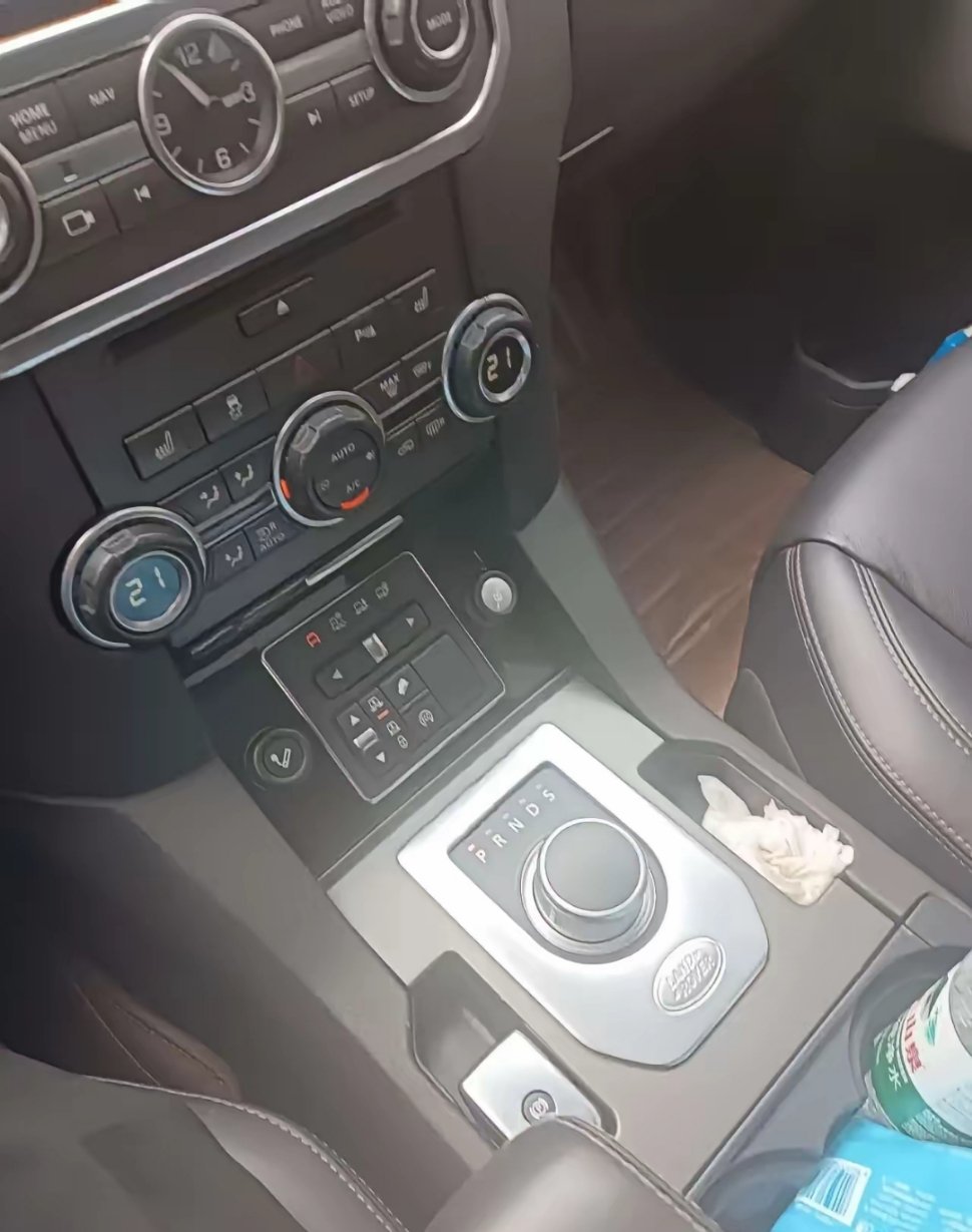 现在都是自动挡车，我想问大家一个问题，假如车停在斜坡上，肯定会拉起电子手刹，想往