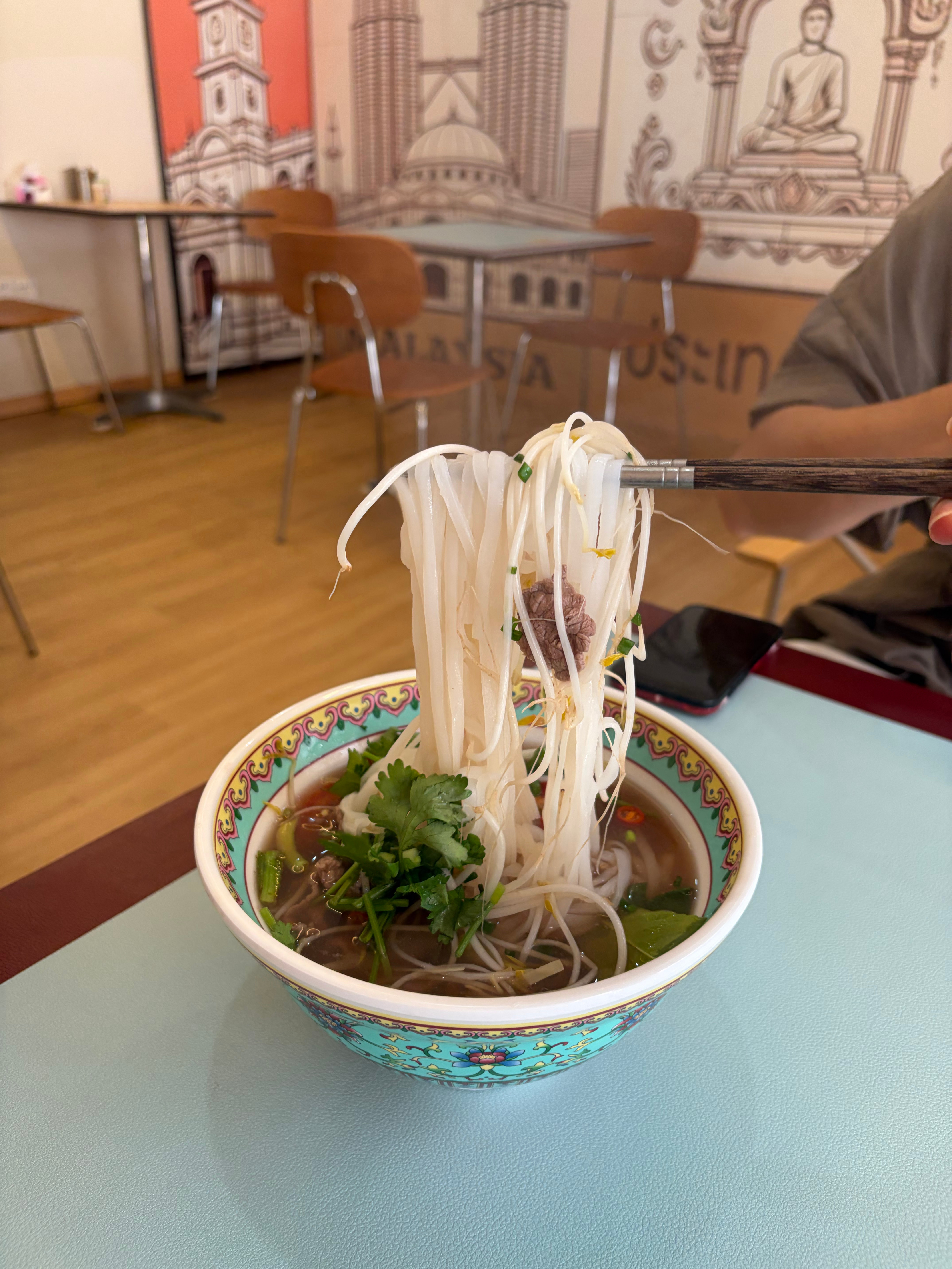 经常吃的一家店，平时都点外卖。今天想去堂食，一路嘟囔着：这顿饭是有多好吃，我要山