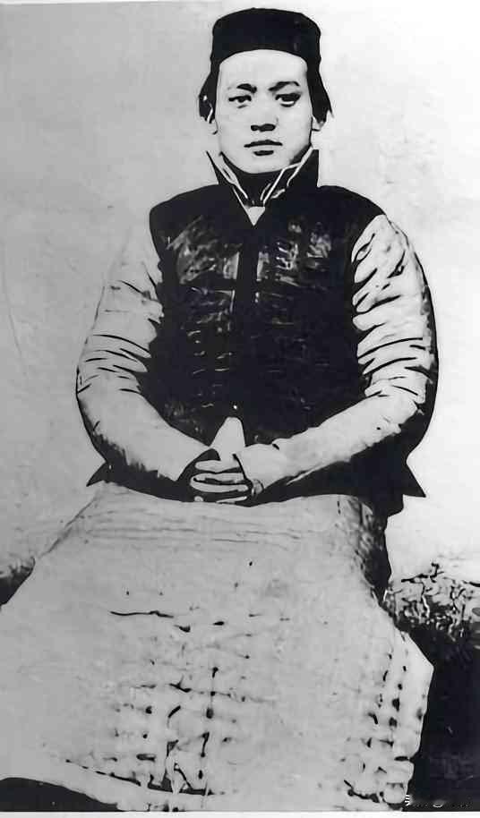 1911年10月10日凌晨，武昌血色黎明！两位烈士慷慨赴死，换来了千年帝制崩塌。