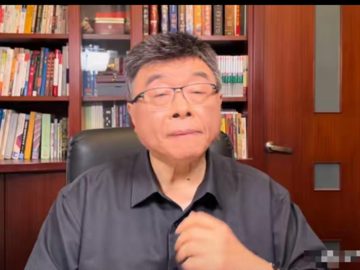 台湾时事评论员邱毅今天（1月4日）在个人社交平台发文称:“台湾现在只有两条路，一