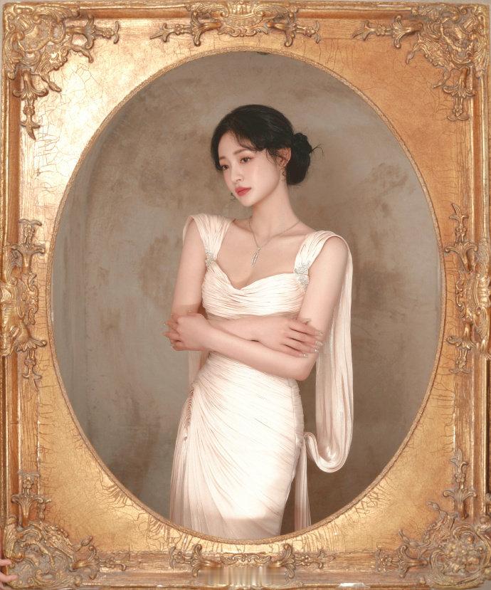 周洁琼从油画中走出来的美人  美神降临，周洁琼在微博之夜的惊艳亮相，让人仿佛看到