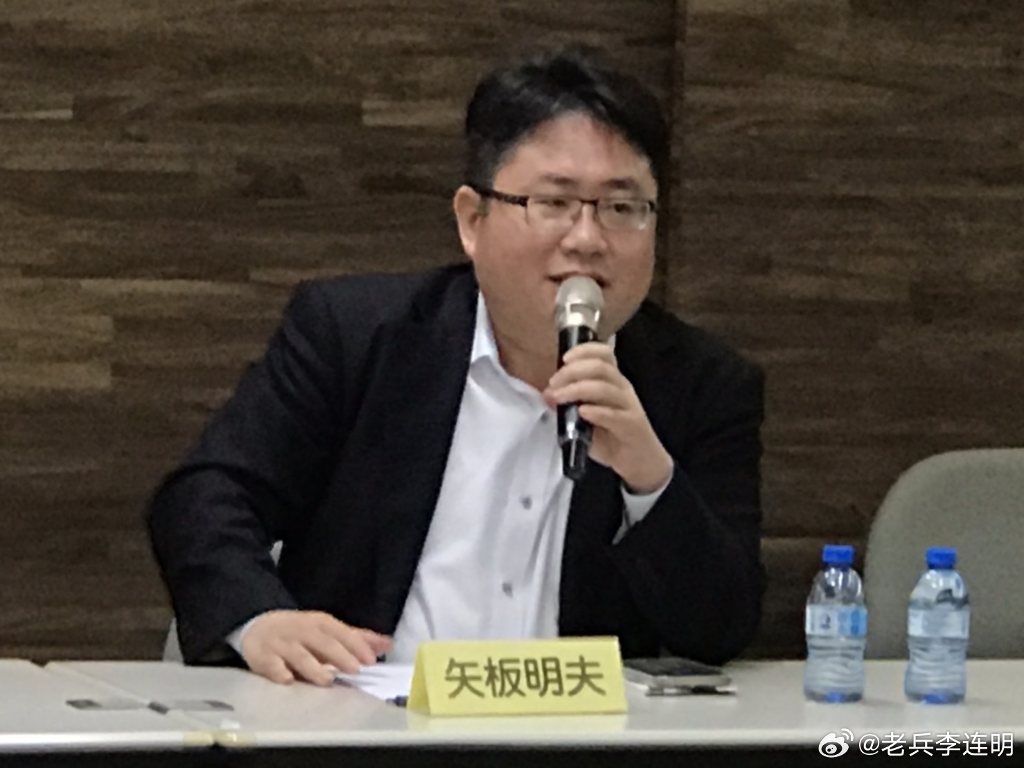 矢板明夫，原名荆涛，1972年出生于中国天津，是日本侵华战争遗孤的后代，拥有一半