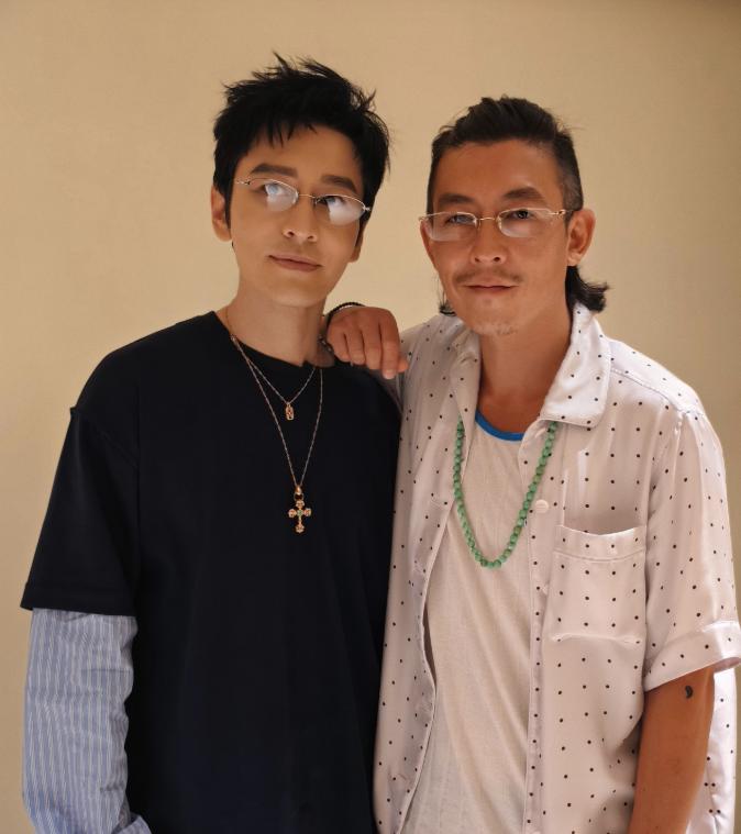 45岁的陈冠希和48岁的黄晓明同框了。
一个清爽干净少年感扑面，一个眼角眉梢写满
