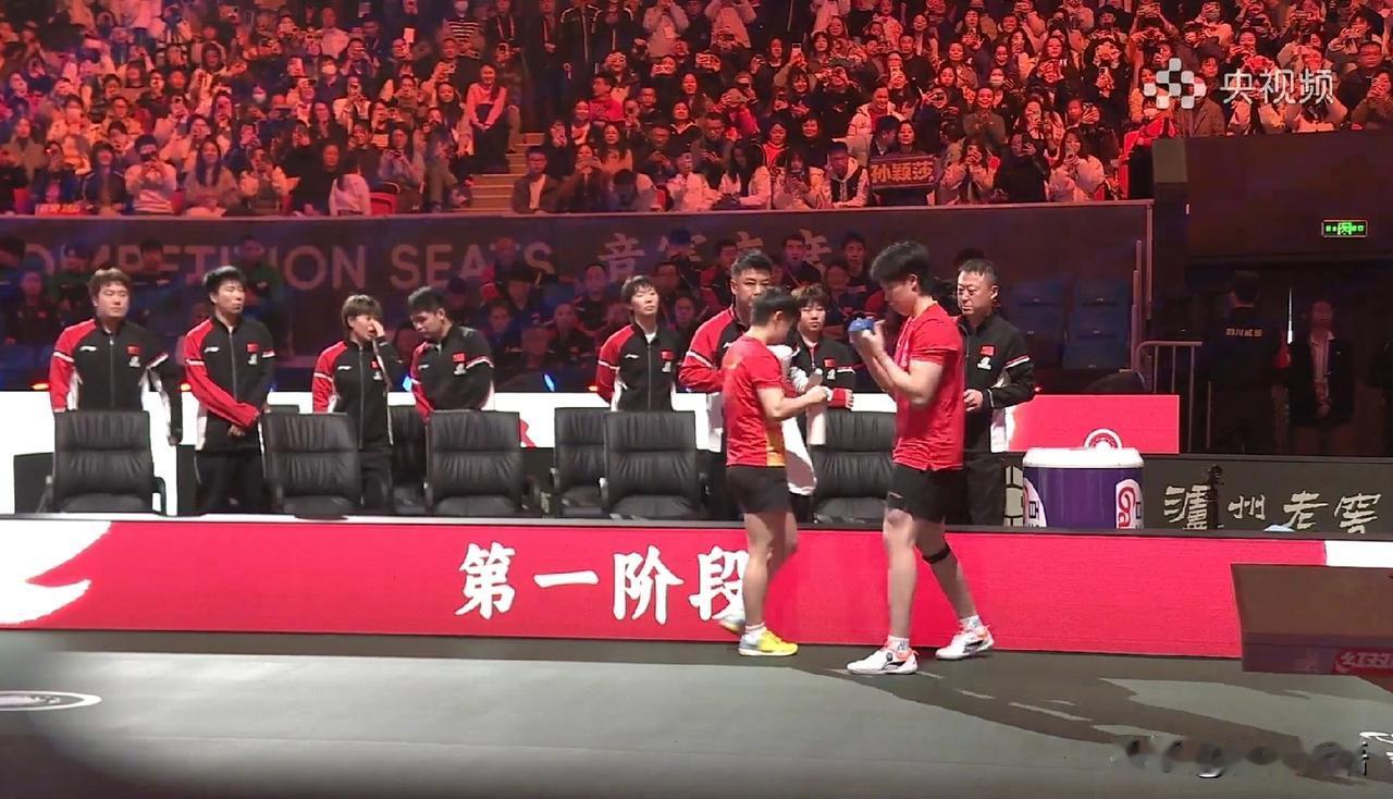看着教练比运动员还紧张呢。
今天的比赛要开始了，一号台是中国队对中国香港队，莎头