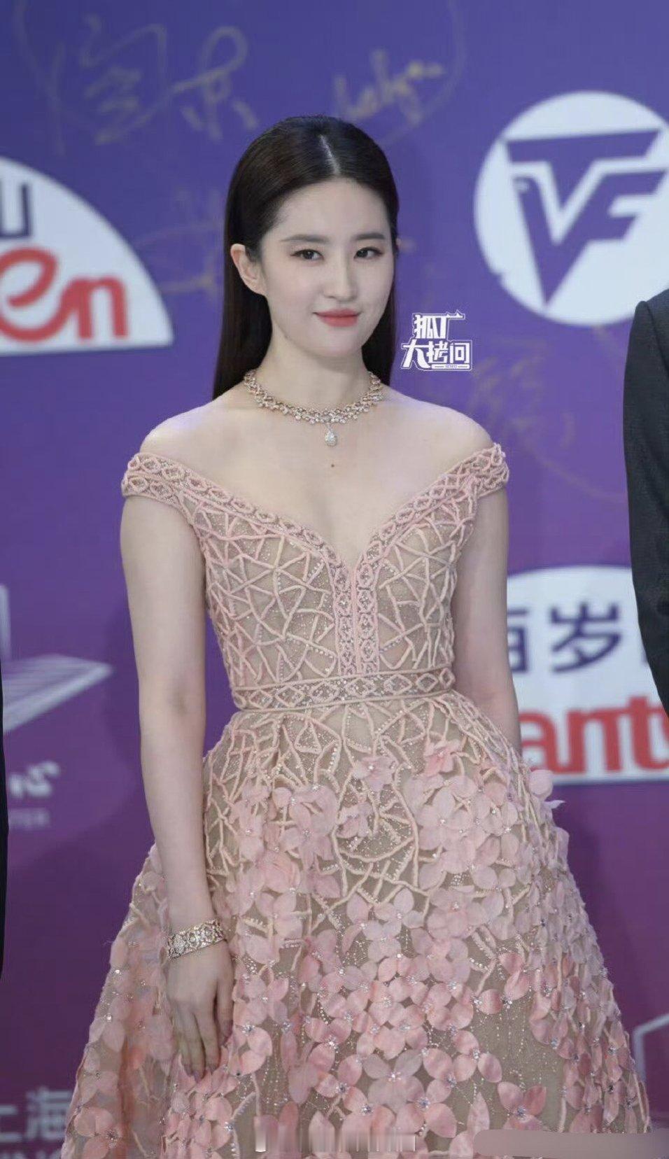 刘亦菲这是要引领圆肩的潮流了吗? ​​​