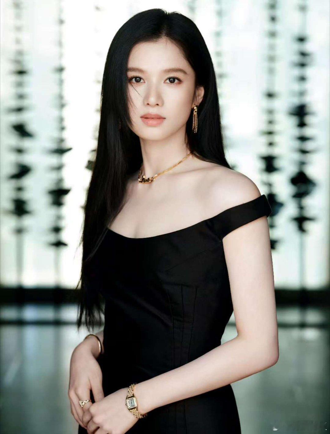 张婧仪探寻奇幻冬日张婧仪点亮璀璨张婧仪点亮璀璨，探寻奇幻冬日， 