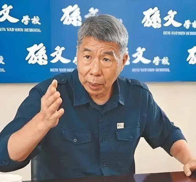 张亚中今天把国民党上上下轰了个遍，国民党中党委把参选人左左右右骂了个遍。这场大戏