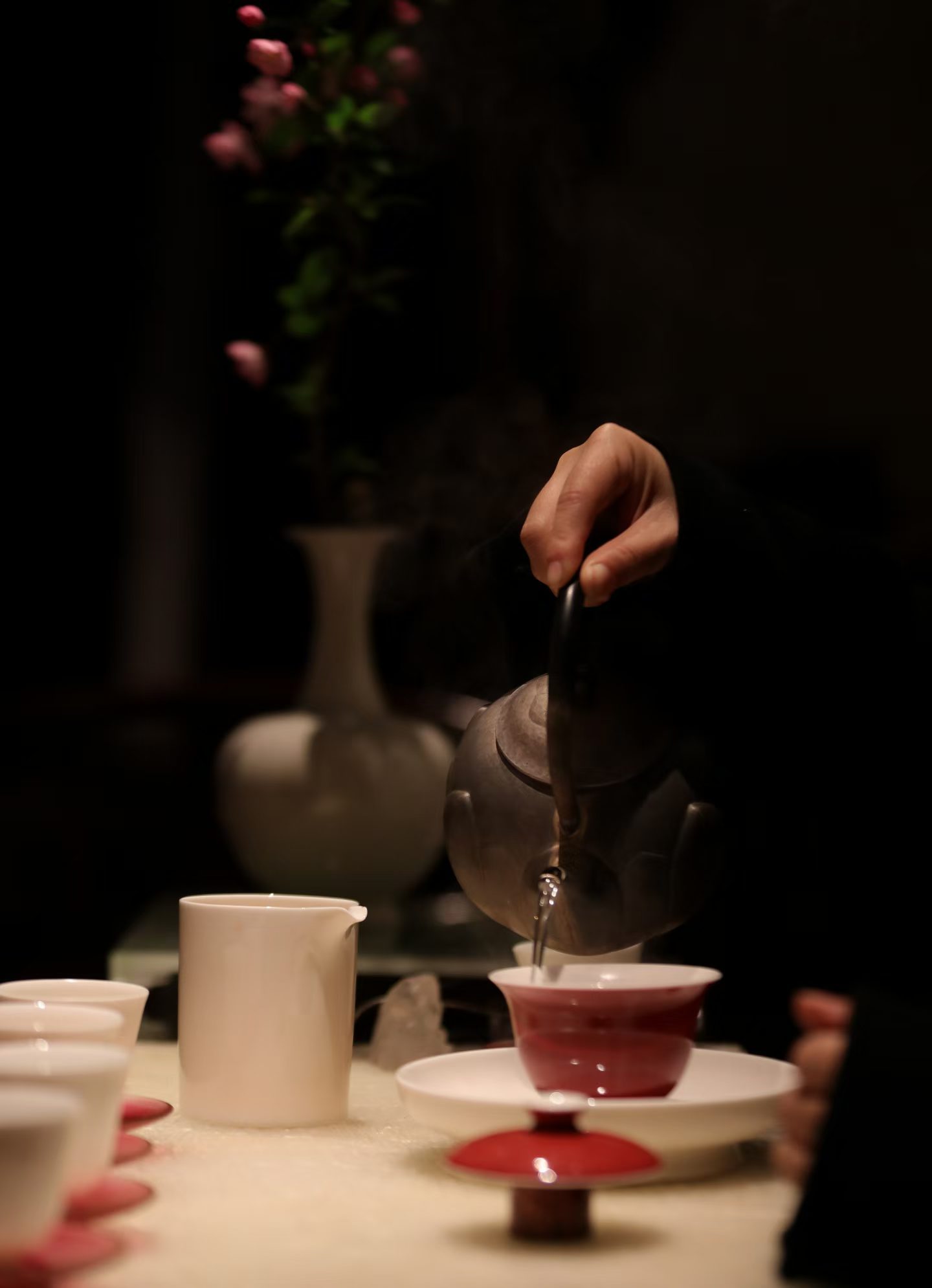 茶道  在茶道的世界里，每一片叶子都承载着四季的轮回，每一壶茶都讲述着一段故事。