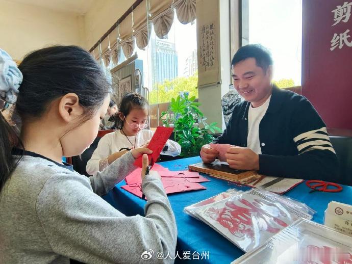 【劳动之美台州工匠用指尖手艺感受劳动之美 】五一期间，由台州市椒江区民间文艺家协