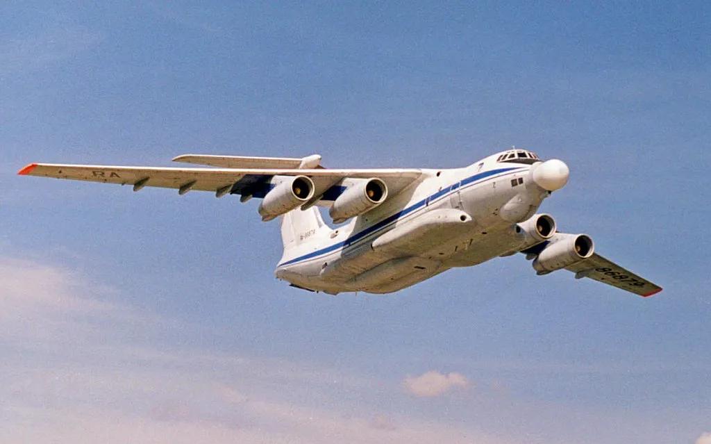 昨天乌克兰袭击了俄罗斯黑海北部的港口城市塔甘罗格中央机场。
熟悉苏联航空的朋友应