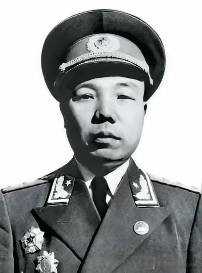 1961年3月，开国将军萧华自费从北京返回江西兴国老家探亲。回乡之后，他没有住进