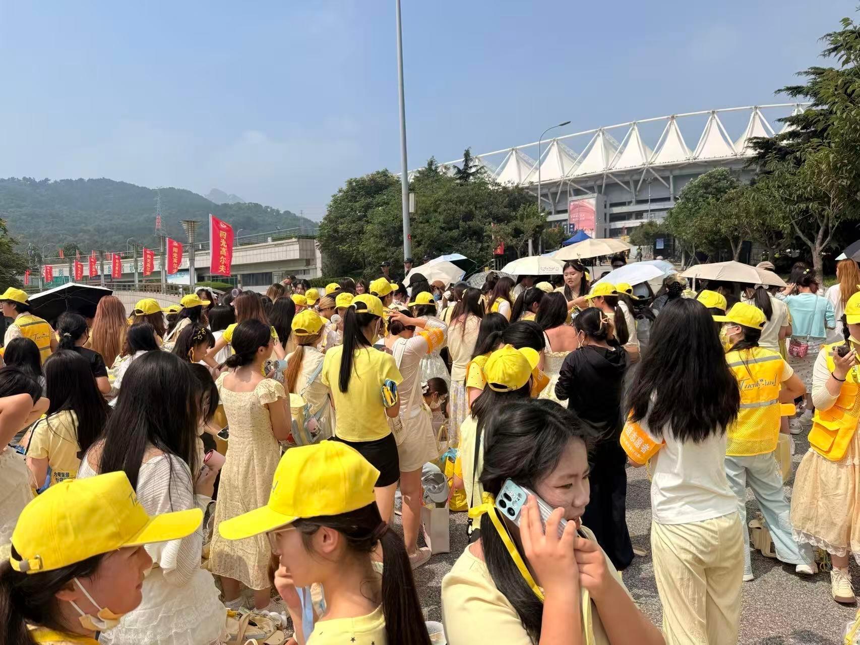 朱志鑫青岛演唱会人气 今天青岛演唱会场外的朱志鑫粉丝，好多小黄人，人气好高