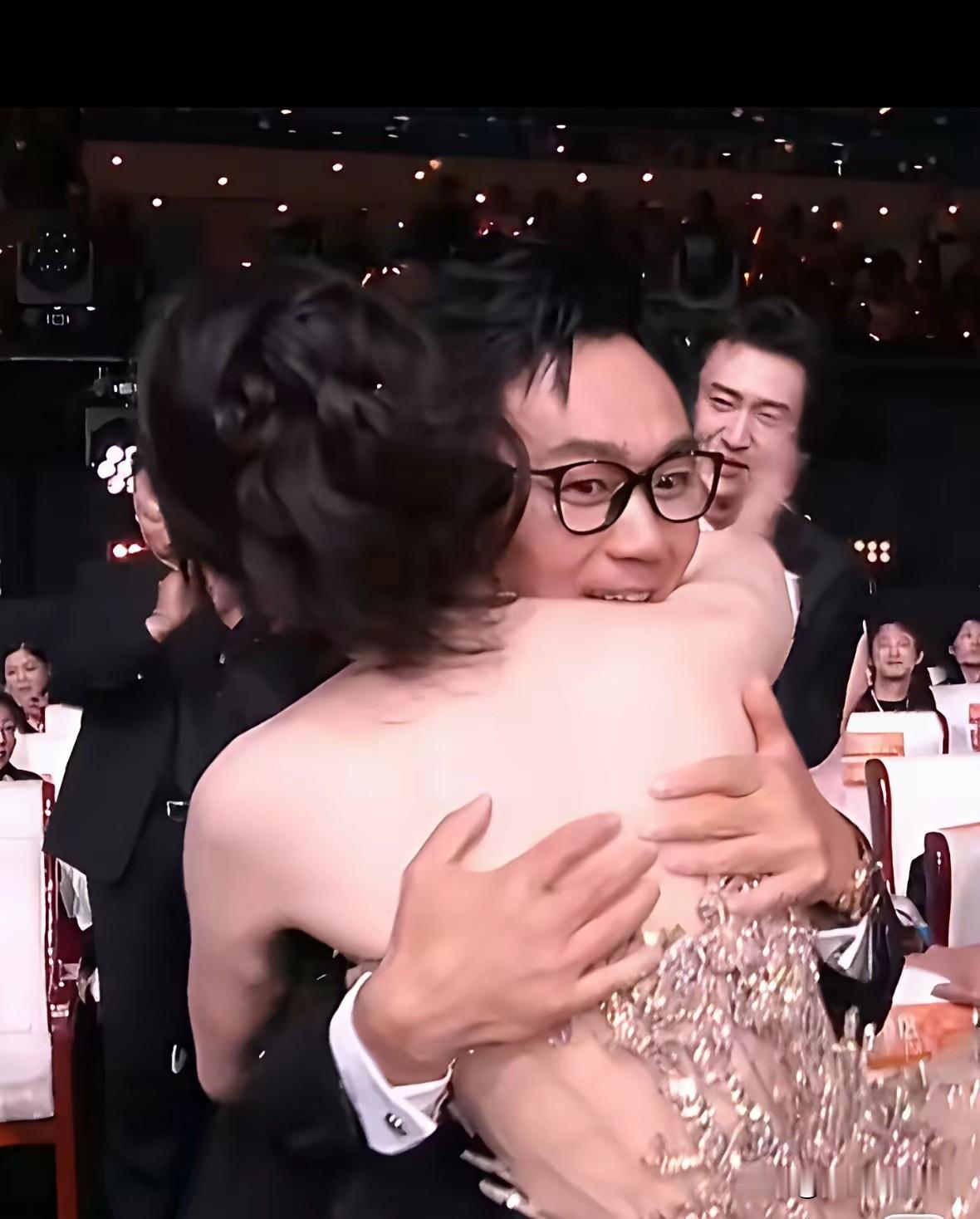 杨幂在娱乐圈确实是人缘好，而且为人亲切，大大方方的，即使在镜头下也不扭扭捏捏，是