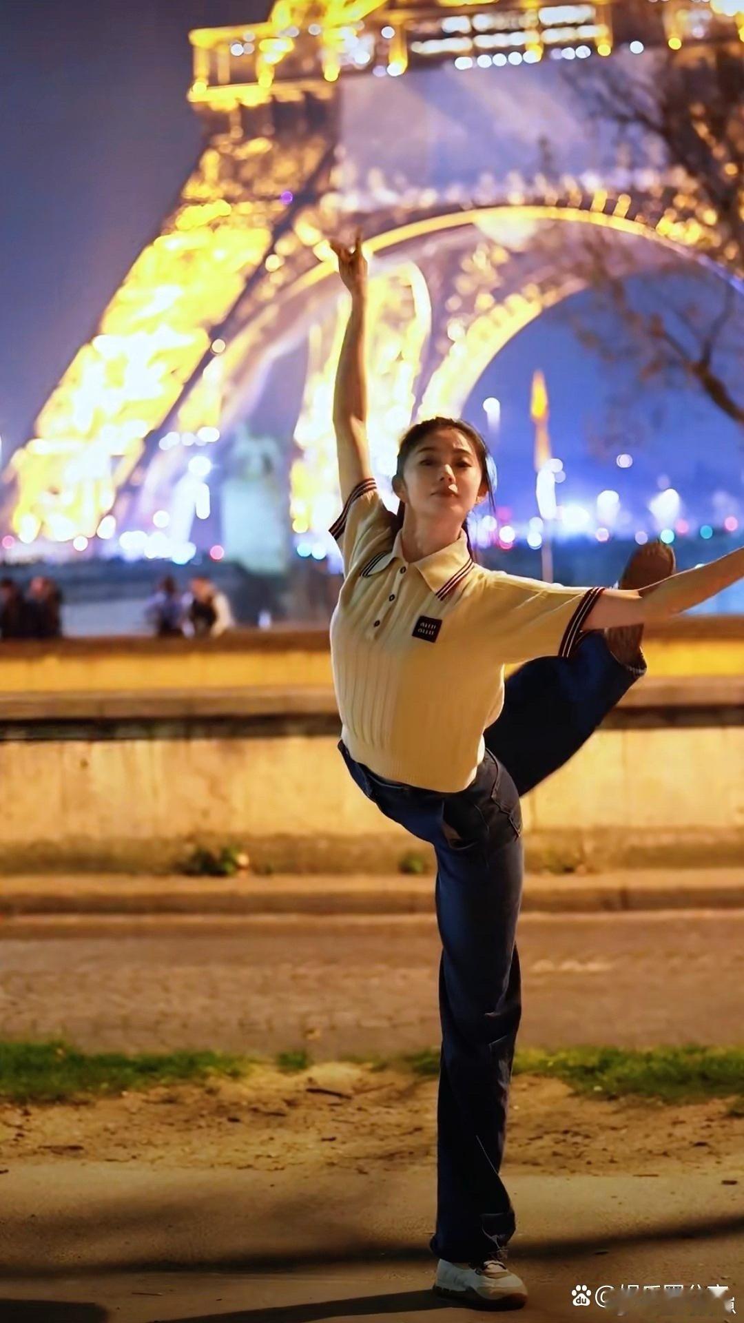 刘浩在巴黎铁塔下翩翩起舞，仪态端庄又灵动，不愧是北舞第一，专业功底太扎实了！ 