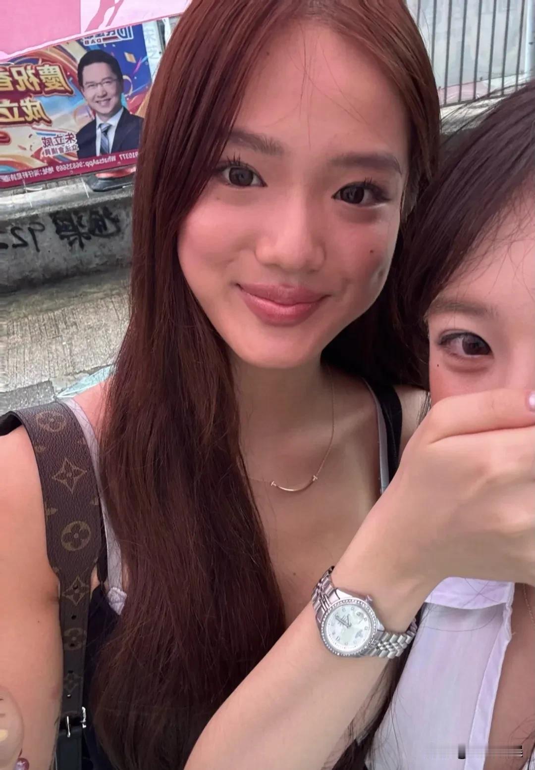 钟丽缇女儿张思捷（Jaden）在香港游玩被偶遇，真人好美，但是这穿搭好成熟，有点