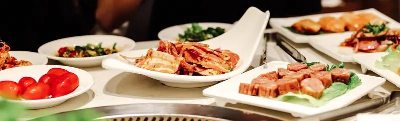 女子等4人在襄阳市襄州区某自助烤肉餐厅吃饭后，被扣100元押金。女子投诉自助餐厅