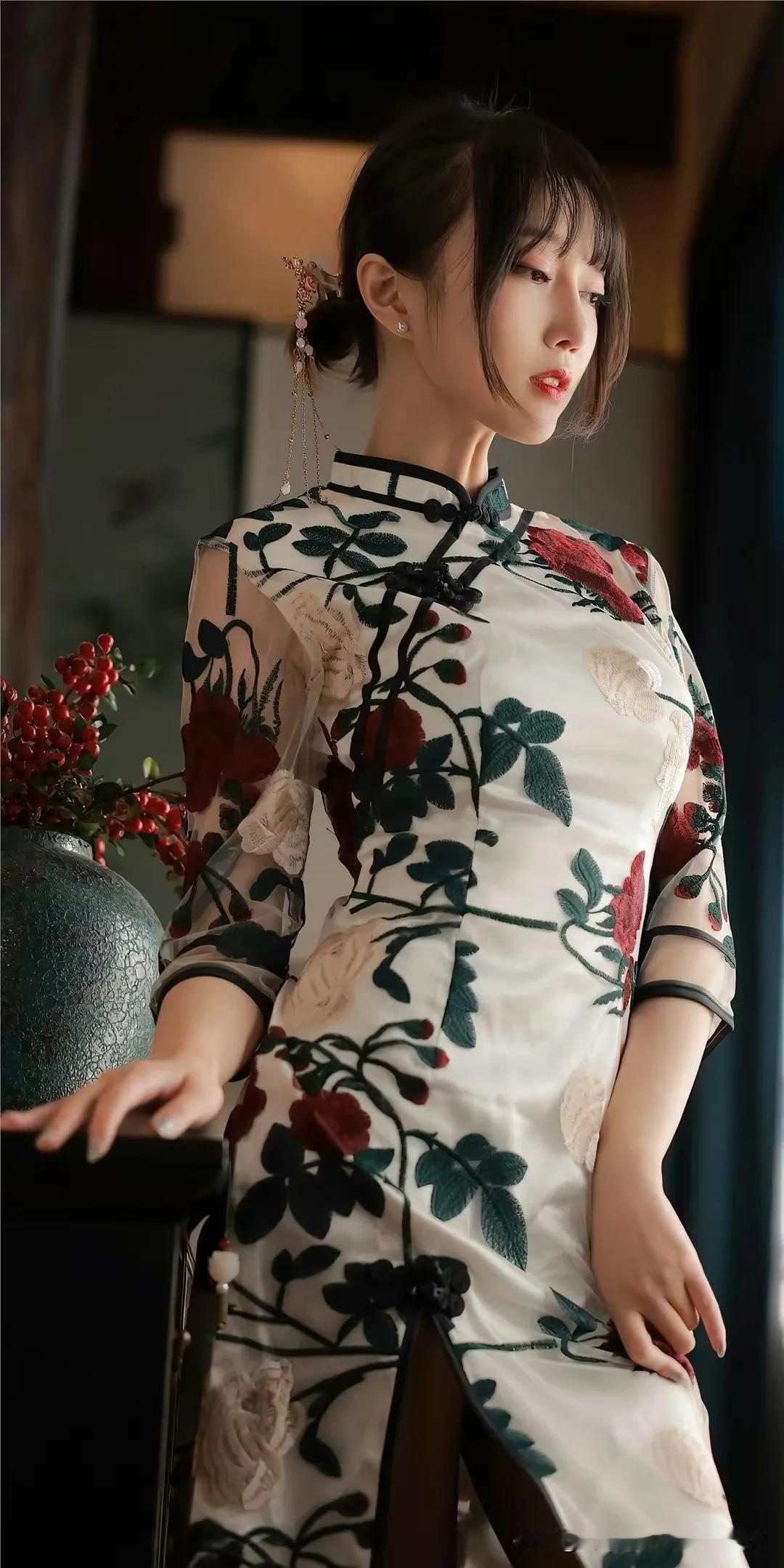 古风美女，拿着团扇，气质优雅