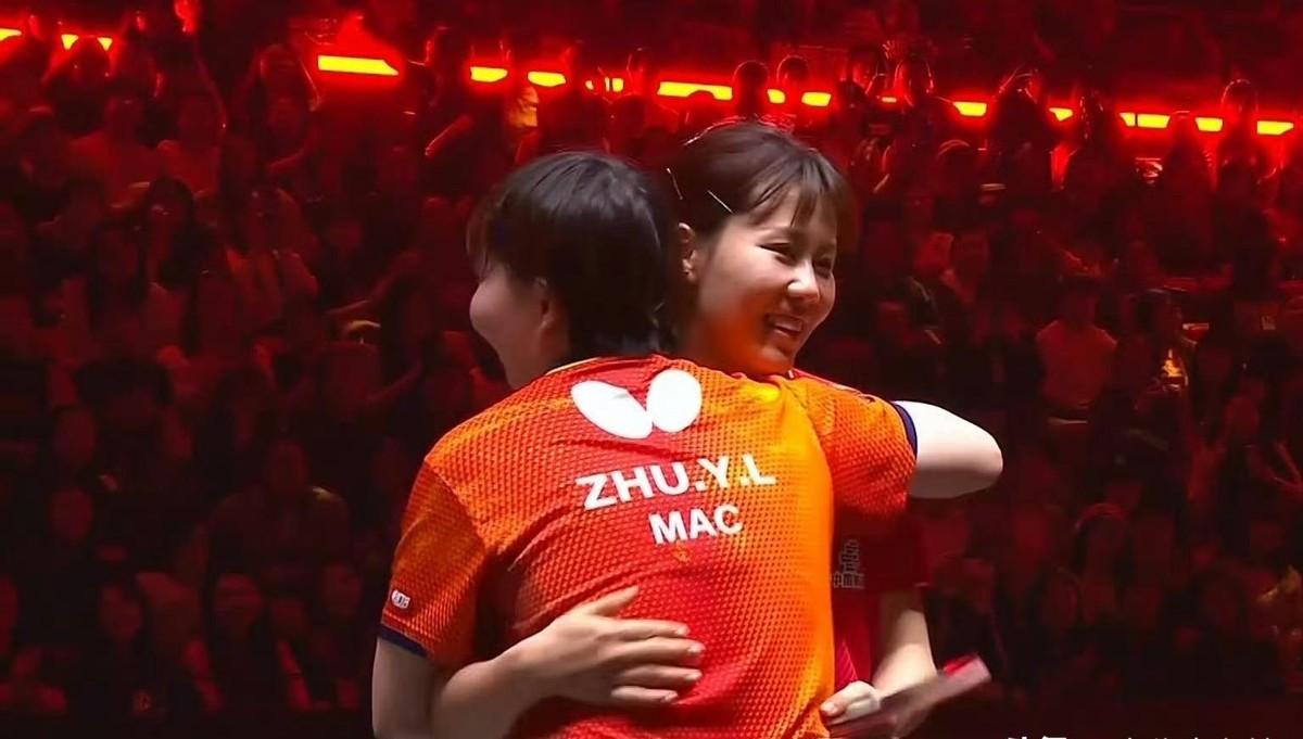 WTT中国大满贯赛场上演暖心一幕！女单1/4决赛中，陈幸同击败朱雨玲晋级四强。虽