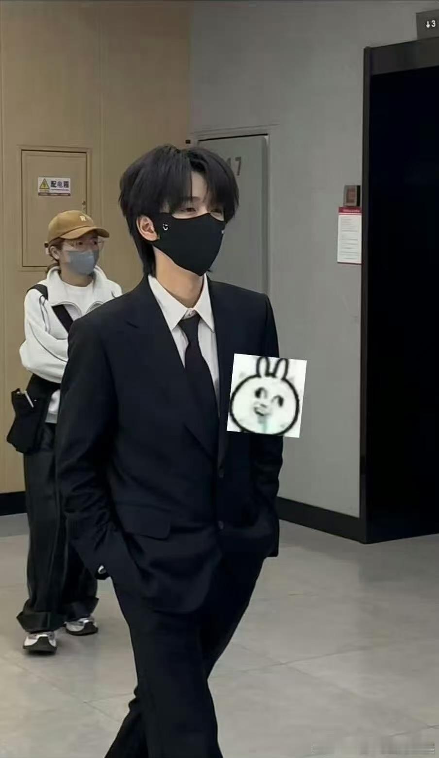 贺峻霖答辩贺峻霖去答辩了贺峻霖去答辩了，意气风发， 