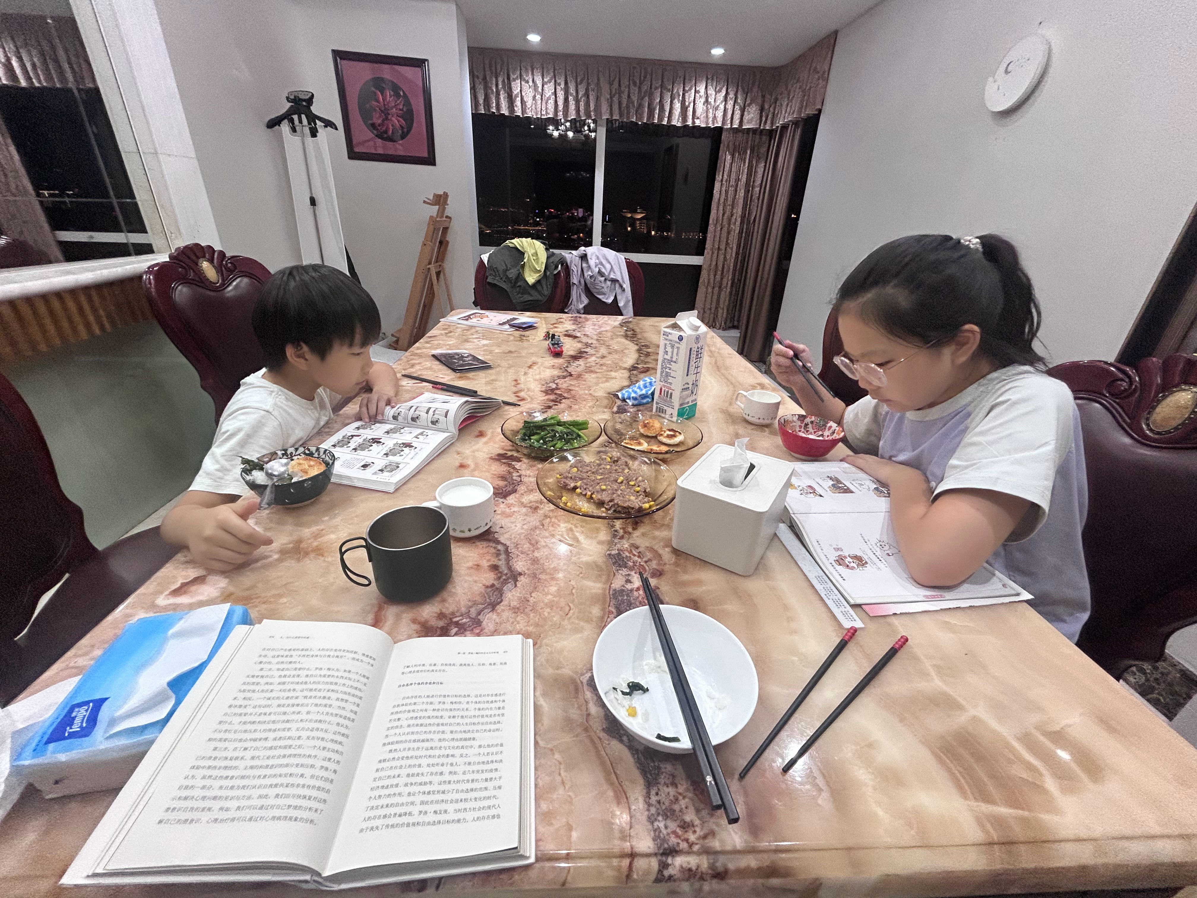 虽然吃得慢但都在看书我也不好说什么只好自己也拿本书 