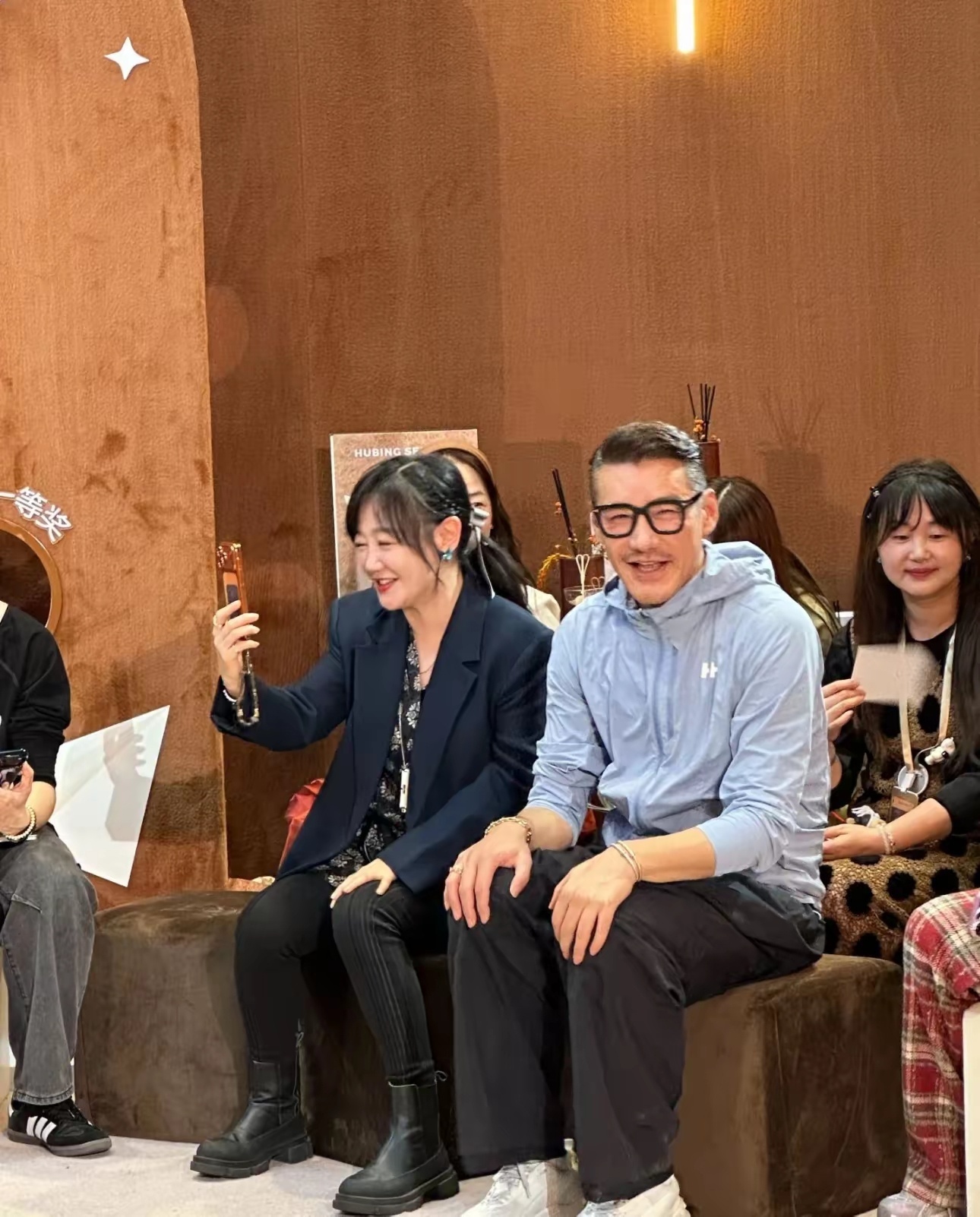 薛佳凝怎么变成老奶奶了，我记得她才四十几岁啊，跟胡歌谈过恋爱，这样看说是胡歌他妈