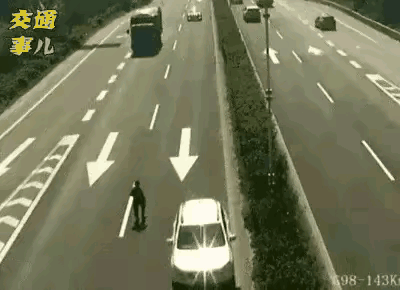 不是车不让人，是它实在刹不住。怨只怨人在高速路逆行。
