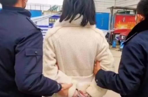 “没想到她竟潜伏了27年！”2021年，江西樟树一位幼儿园老师被警方逮捕。家长们