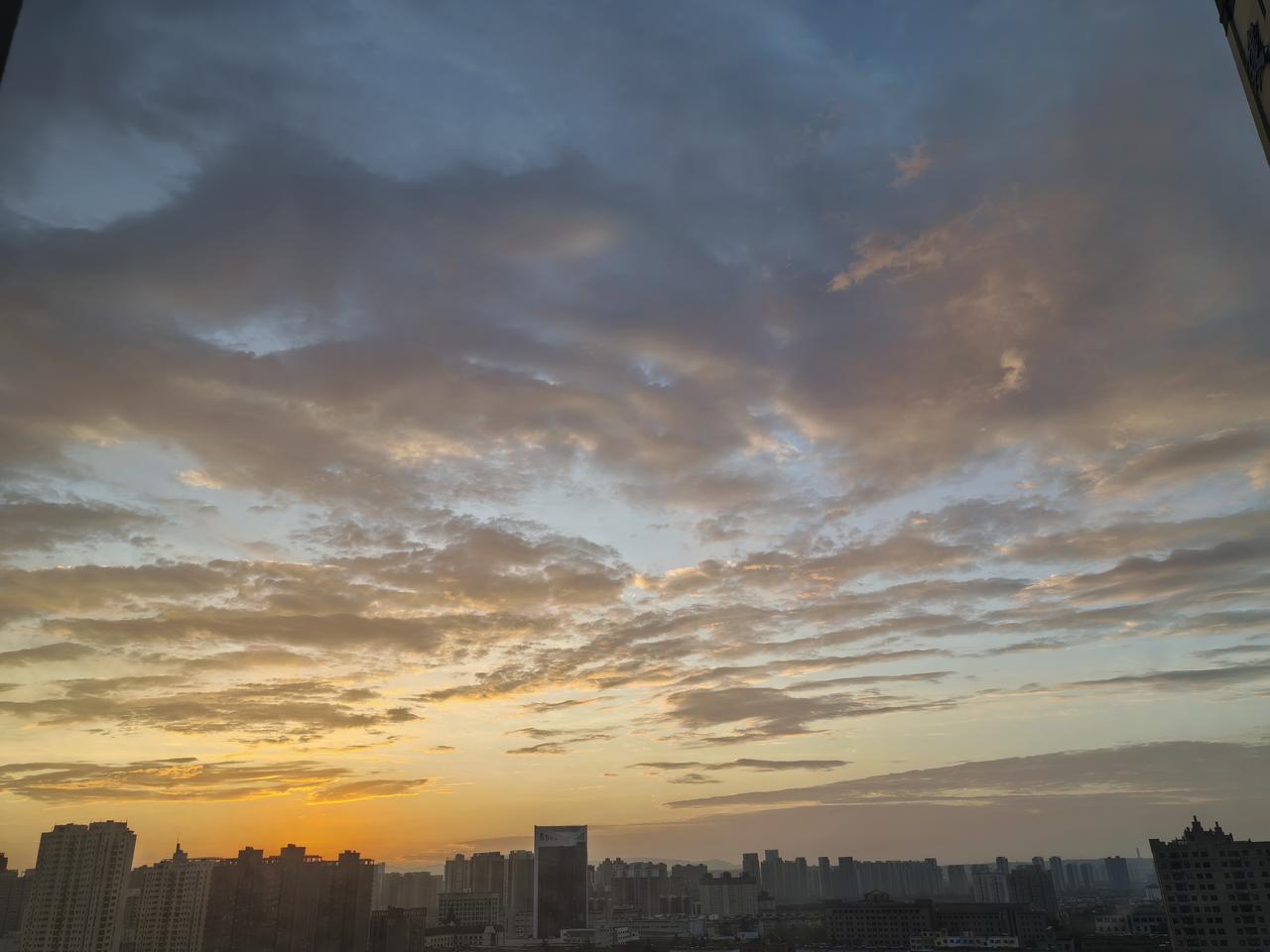 能分出来这几张照片哪张是朝阳哪张是夕阳。
        大自然的美。