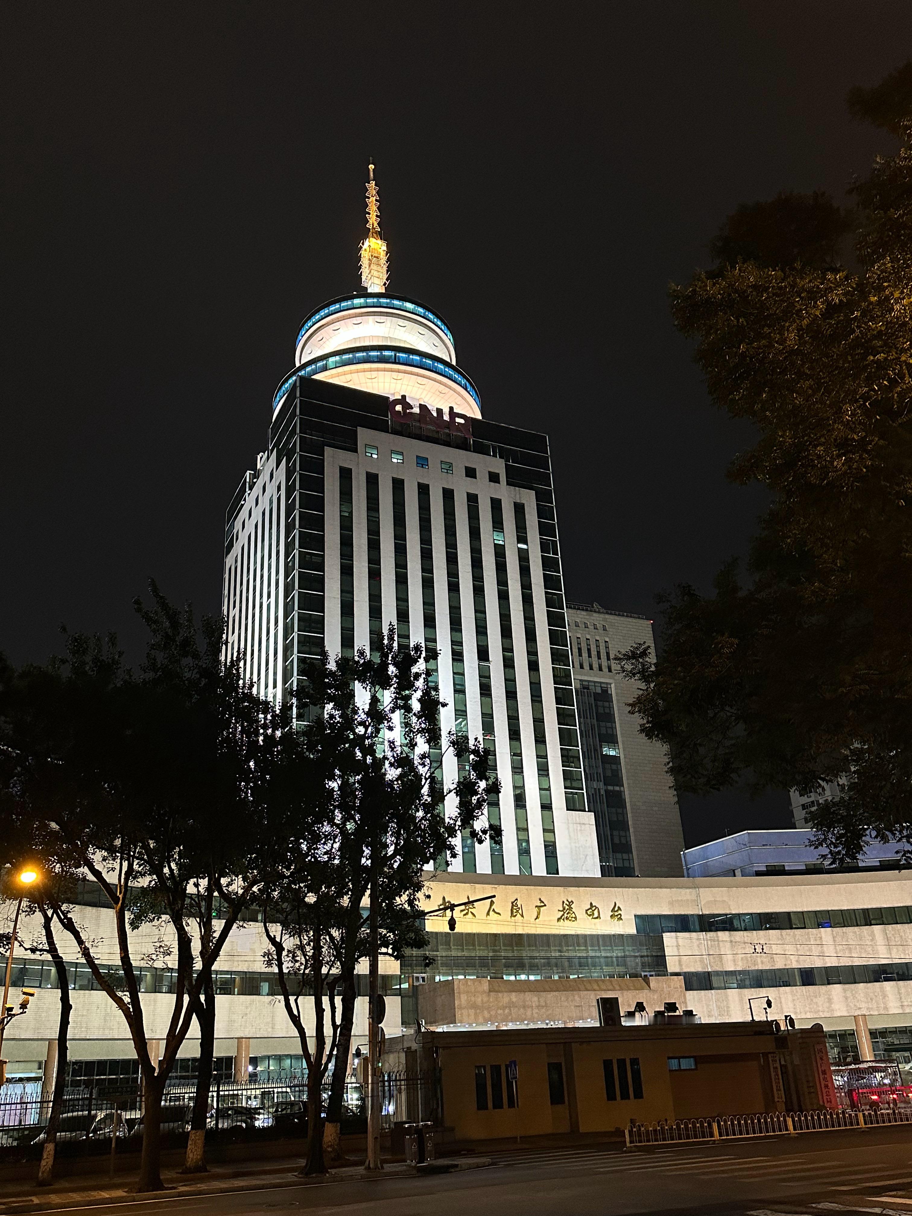 首盘阿卡6-3先下一城，稍后22:07在总台中国之声聊聊#法网2024# 的天王