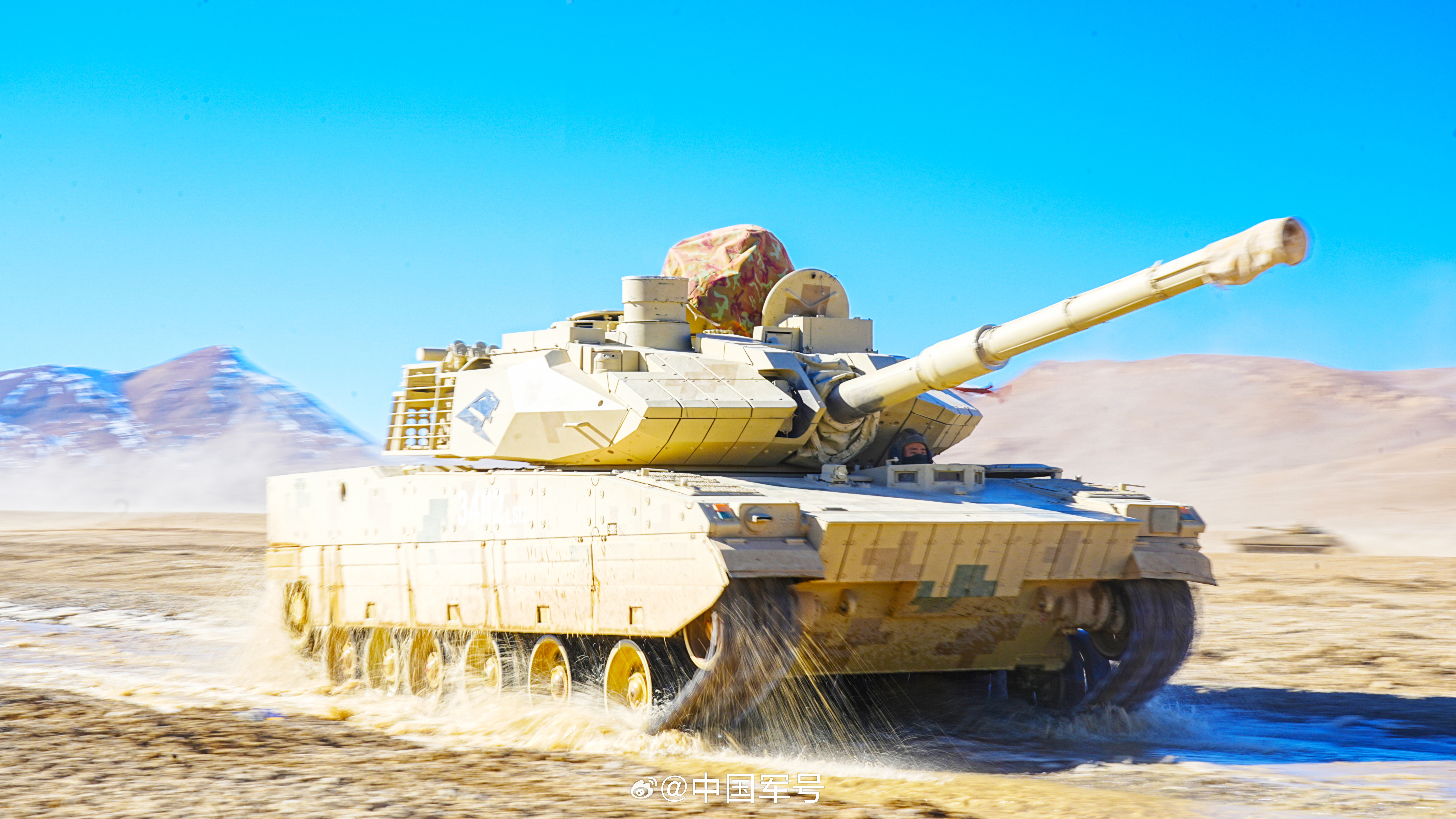 【超帅！雪域战车压迫感拉满】近日，西藏军区某部在复杂地域开展昼夜驾驶训练。雪域砺