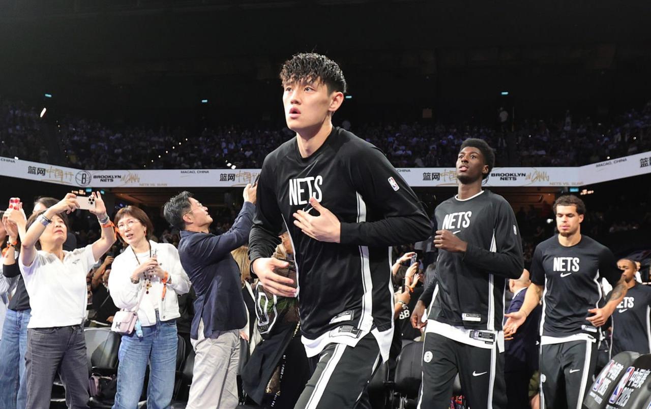 NBA中国赛二番战，篮网在澳门以111-109逆转复仇太阳。 曾凡博被DNP未能