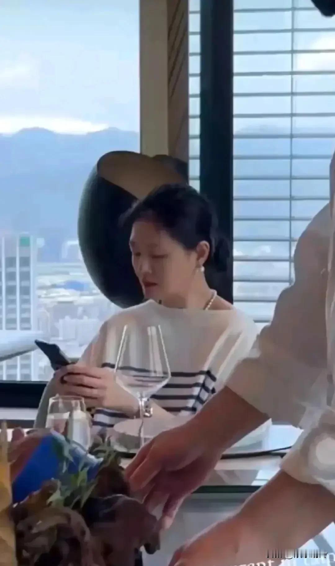 大S这是对汪小菲羡慕妒忌了！被台媒曝光具俊晔演唱会收入只有5万多，不如汪小菲一件