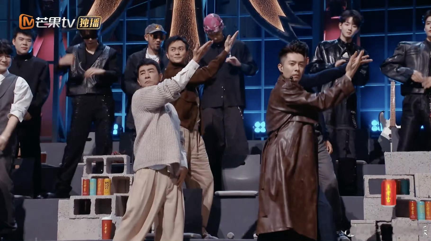 WAKUKU领衔披哥手势舞 披哥总决赛中场秀萌度爆表！WAKUKU领衔手势舞，可