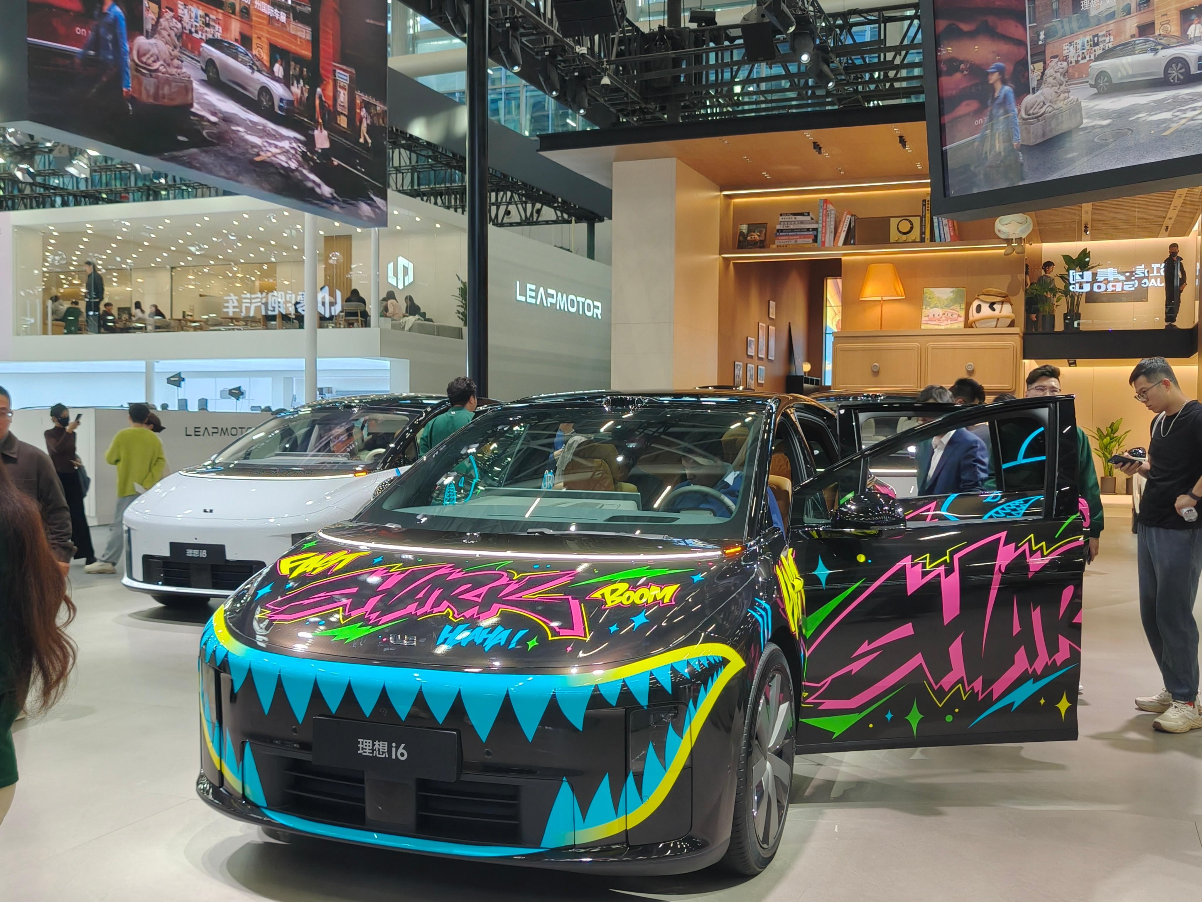 理想i6鲨鱼涂装首秀，实车比图片更吸睛。同台的还有i8城市涂装，MEGA 家庭特