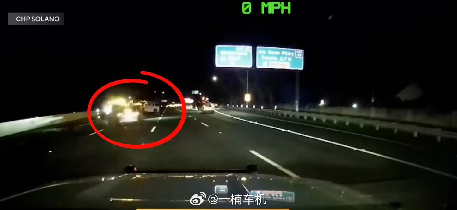 司机说自己睡着了，车在FSD状态下冲进封闭路段，撞飞警车，两名巡警重伤。一条命、