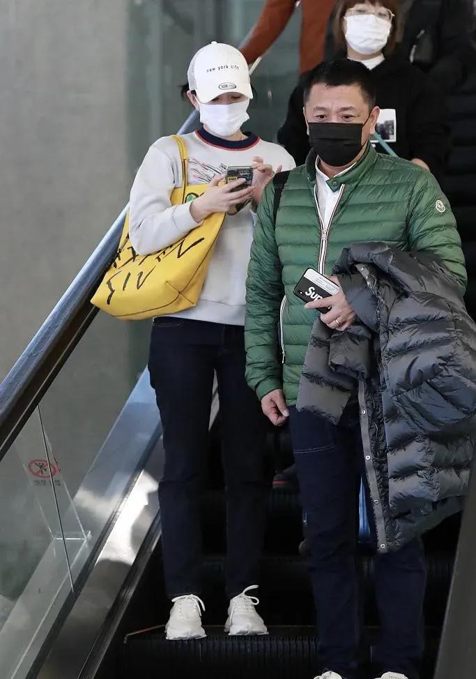 近日李小冉和老公徐佳宁现身机场被网友偶遇，李小冉上身白色卫衣，加牛仔长裤，白色板