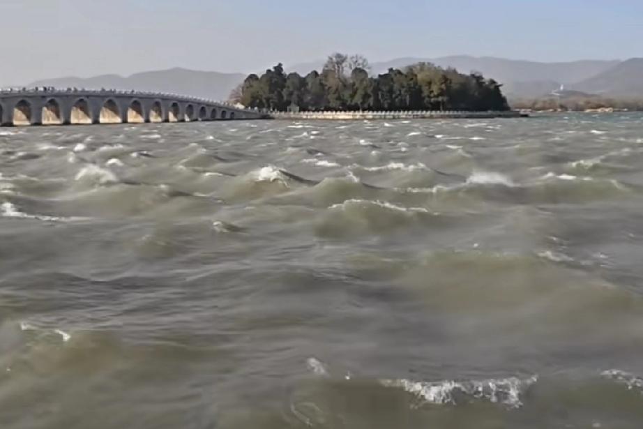 今年11月最后一天，这10级大风可太猛了！

颐和园昆明湖就被吹得波涛汹涌，好多