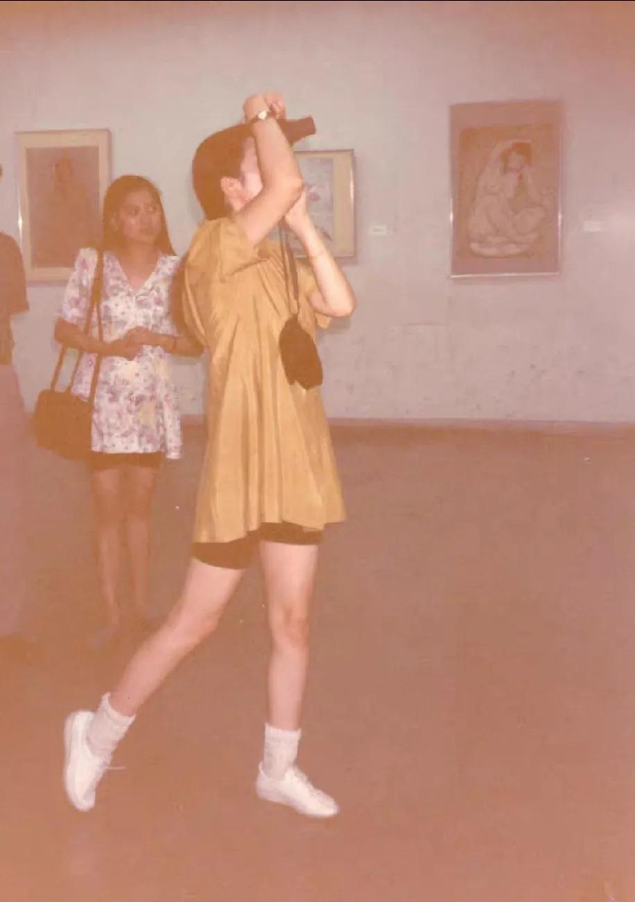 90年代的巩俐，小白鞋配小白袜。看着非常的时尚，非常的具有少女感。有人说，巩俐并