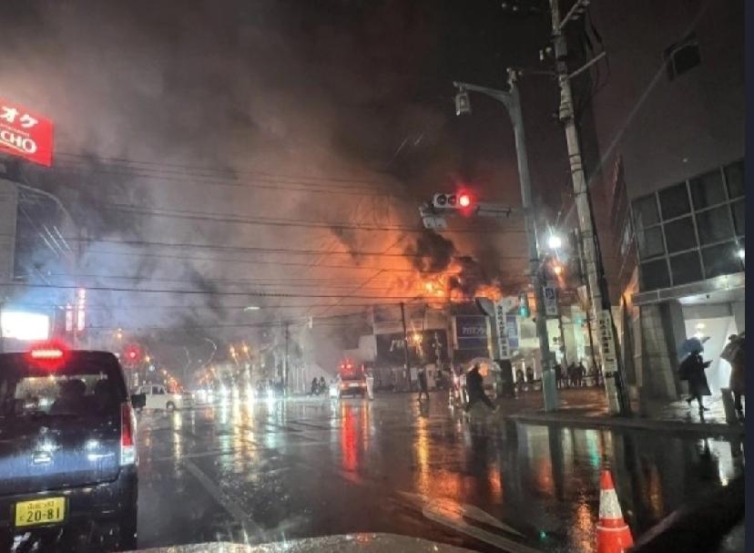 日本北海道函馆市中心旅游区一建筑物下午起火，至晚上仍未扑灭，暂无伤亡报告，邻近百