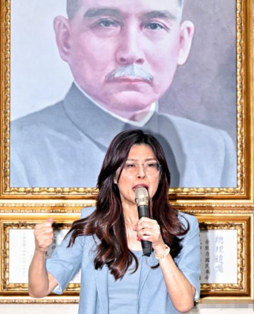 中共中央向郑丽文发出贺电。针对郑丽文当选中国国民党主席一事，中共中央贺电内容表示