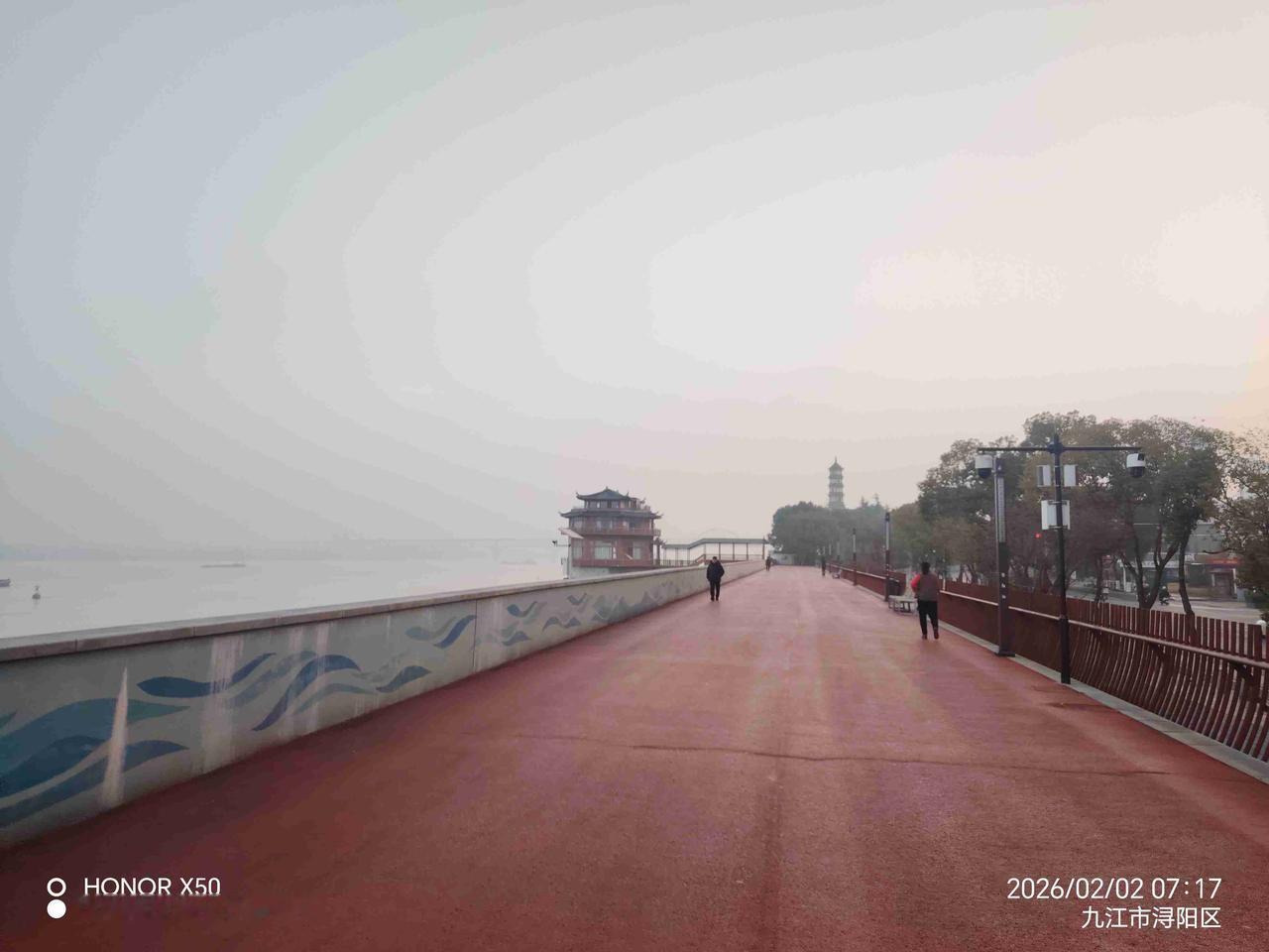 我的今日状态：😁轻松愉快
我这里的天气：🌤️多云2月2日长江岸边晨练打卡