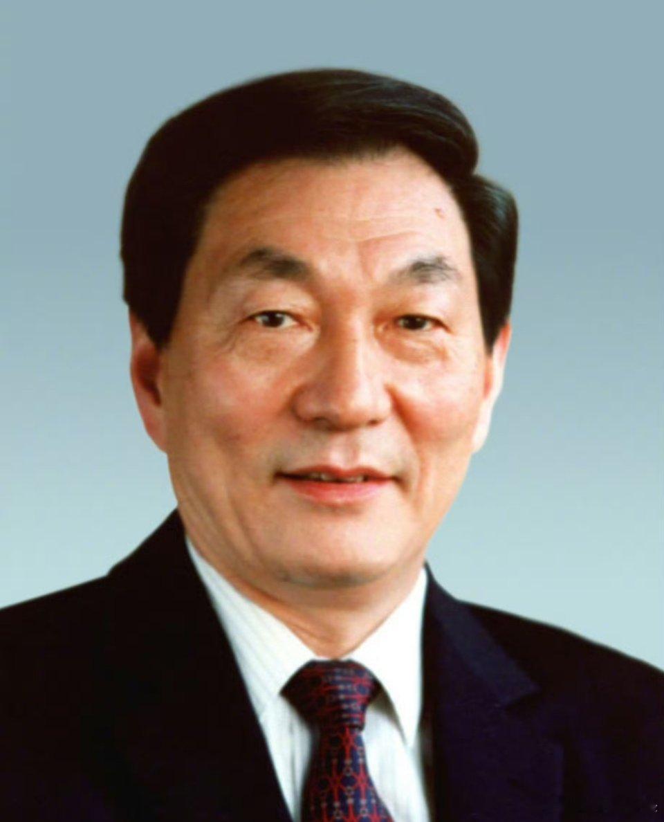 中国共产党的优秀党员，久经考验的忠诚的共产主义战士，杰出的无产阶级革命家、政治家
