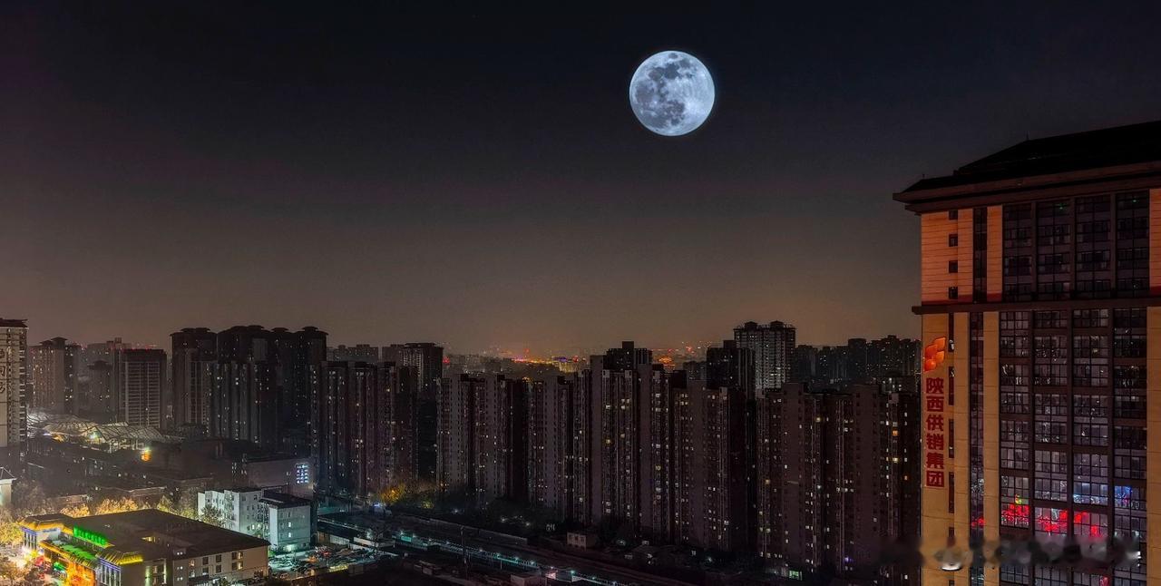 人间月色，永不过期
我们追逐着城市的灯火，
却总会在某个瞬间被月光击中。
它照亮
