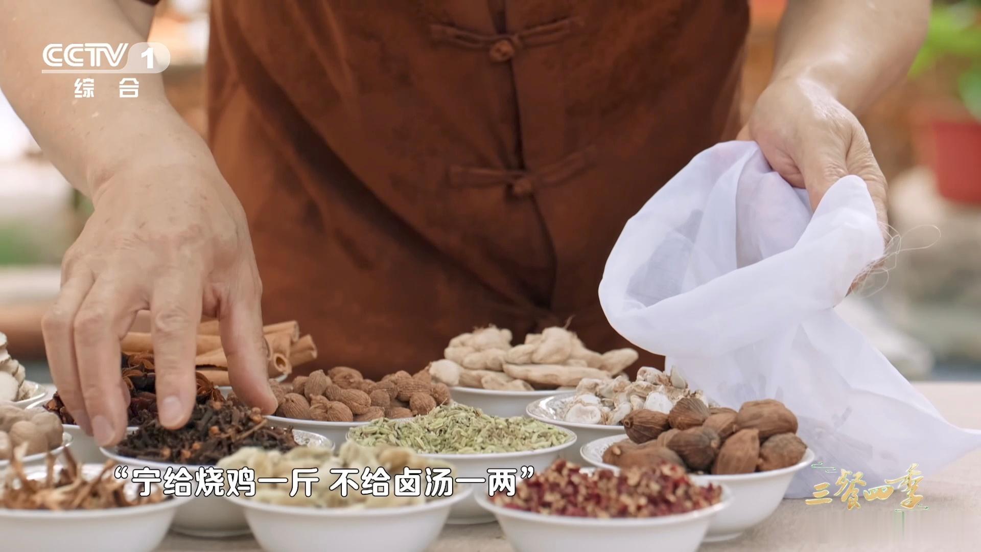 当年坐绿皮火车必囤的烧鸡 绿皮火车慢悠悠前行，伴着烧鸡的香气，天南地北的路途，都