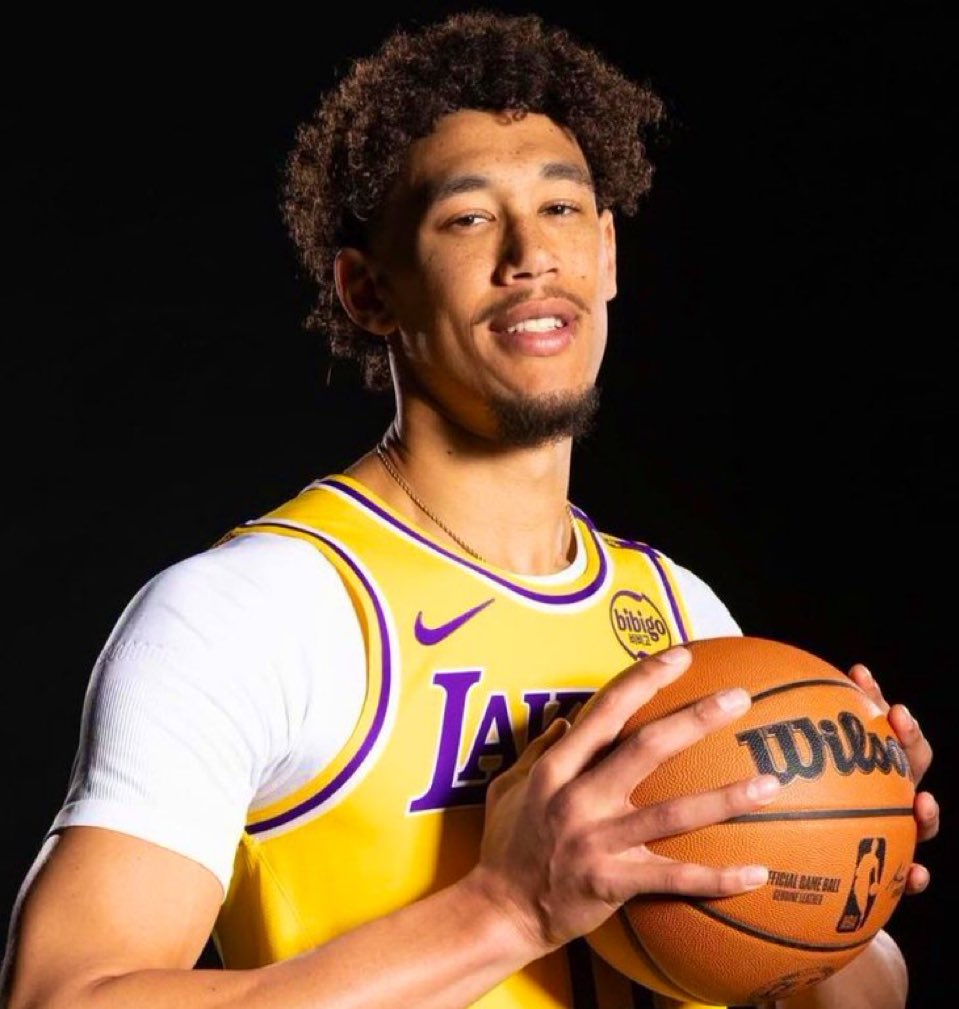 这个赛季打着打着，海斯好像成更靠谱的中锋了。我们全完了…湖人