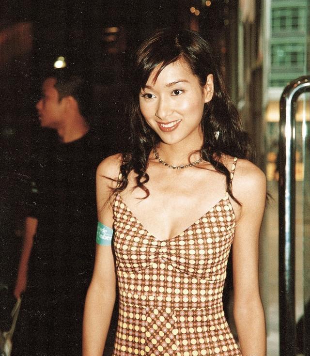 52岁昔日亚姐杨恭如素颜短发逛西安华清宫，穿搭朴素随性，不少网友吐槽她看着像普通