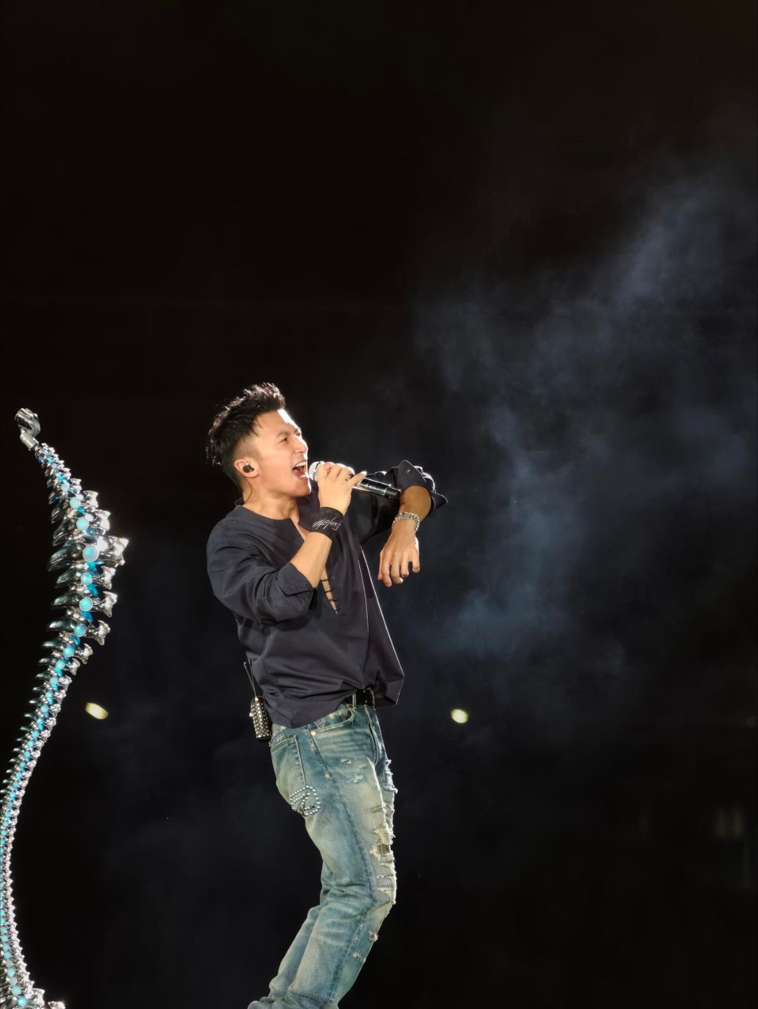 谢霆锋你麦霸吗谢霆锋西安演唱会连唱两个多小时，全开麦不停歇，金曲一首接一首，想问